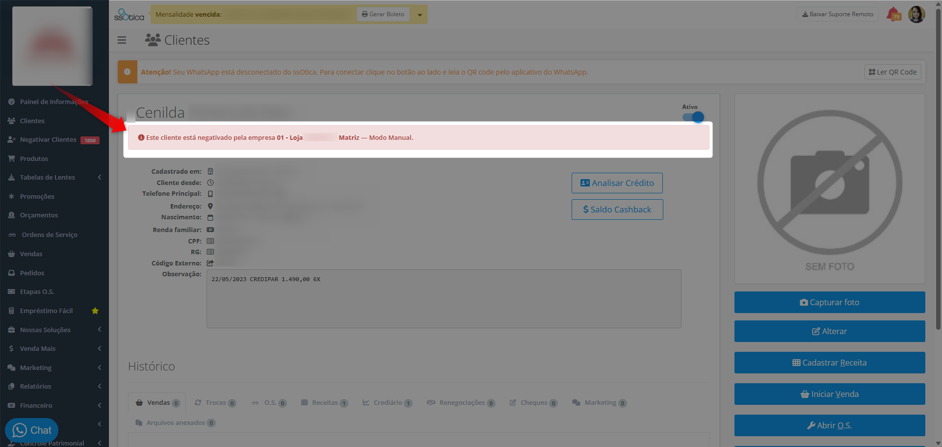 Ficha do cliente com o box vermelho indicando a empresa e o modo da negativação